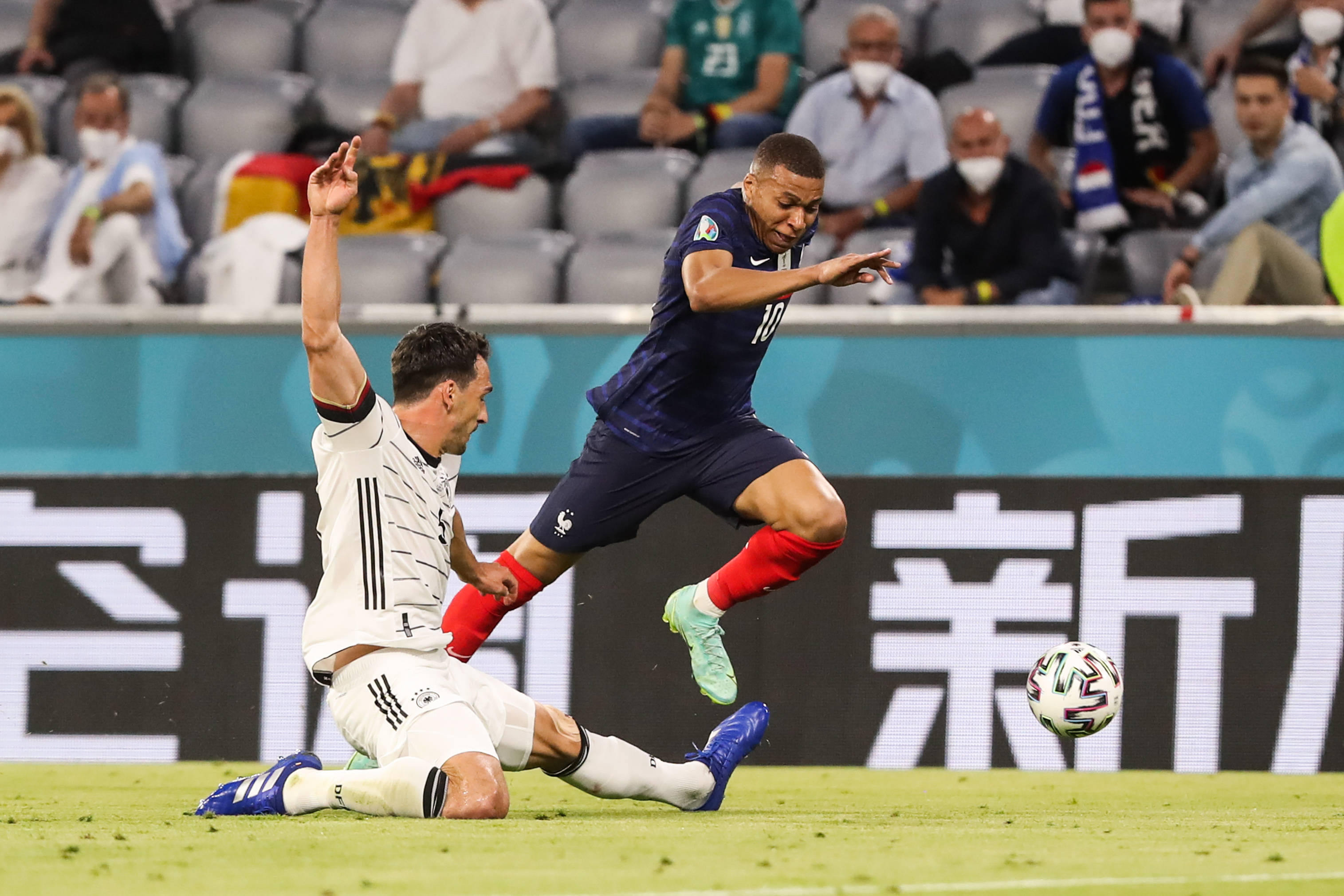 法国足球风云变幻,联赛排名紧追!的简单介绍 法国足球风云变幻,联赛排名紧追!的简单介绍