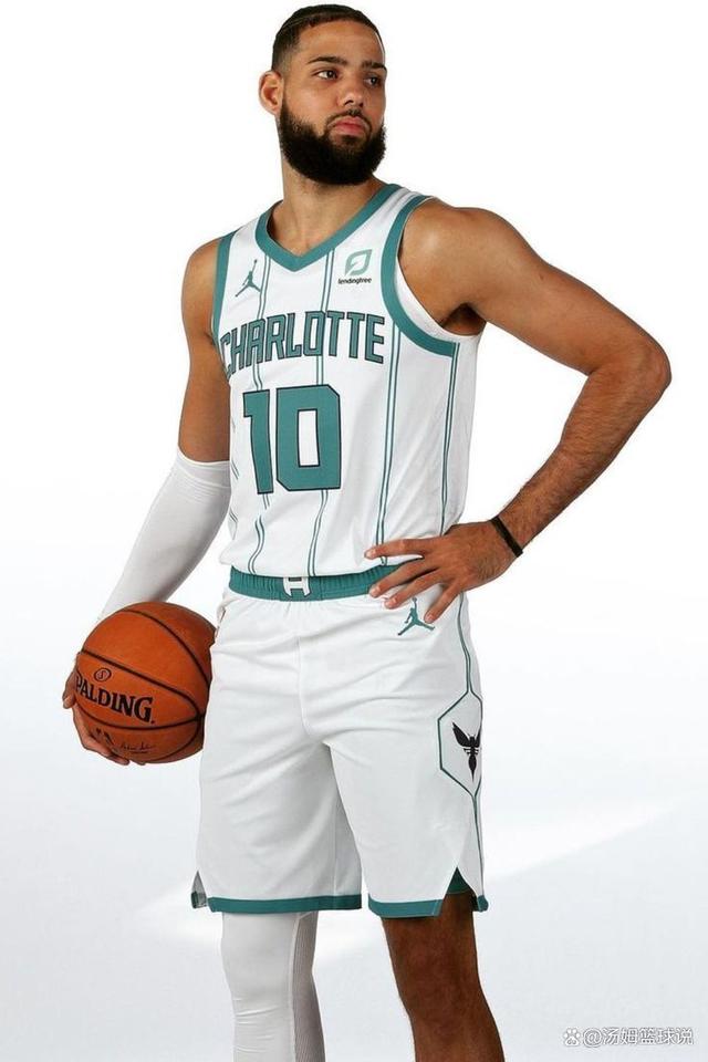 夏洛特黄蜂高举高打,挑落对手捍卫荣誉的简单介绍 夏洛特黄蜂高举高打,挑落对手捍卫荣誉的简单介绍