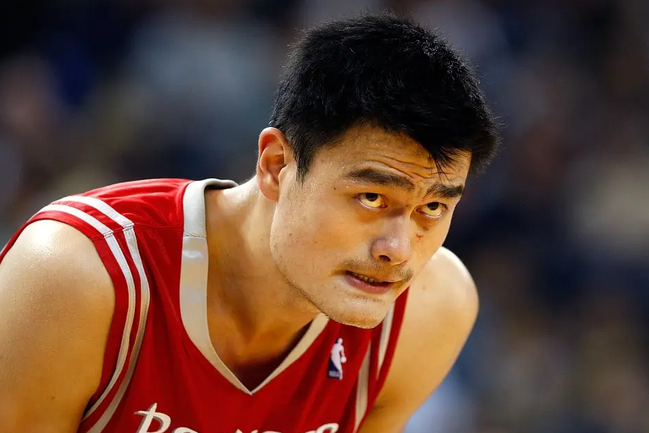 姚明球衣退役典礼球迷泪洒球场感动瞬间 姚明球衣退役典礼球迷泪洒球场感动瞬间