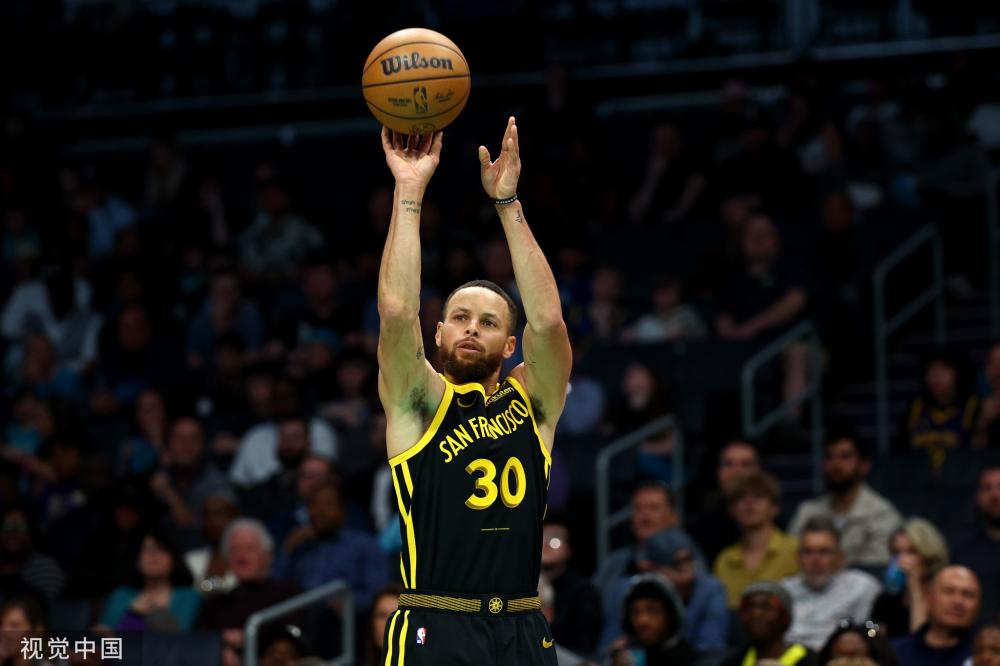 关于勇士33分大胜骑士，库里砍下30+，勇士取得三连胜的信息