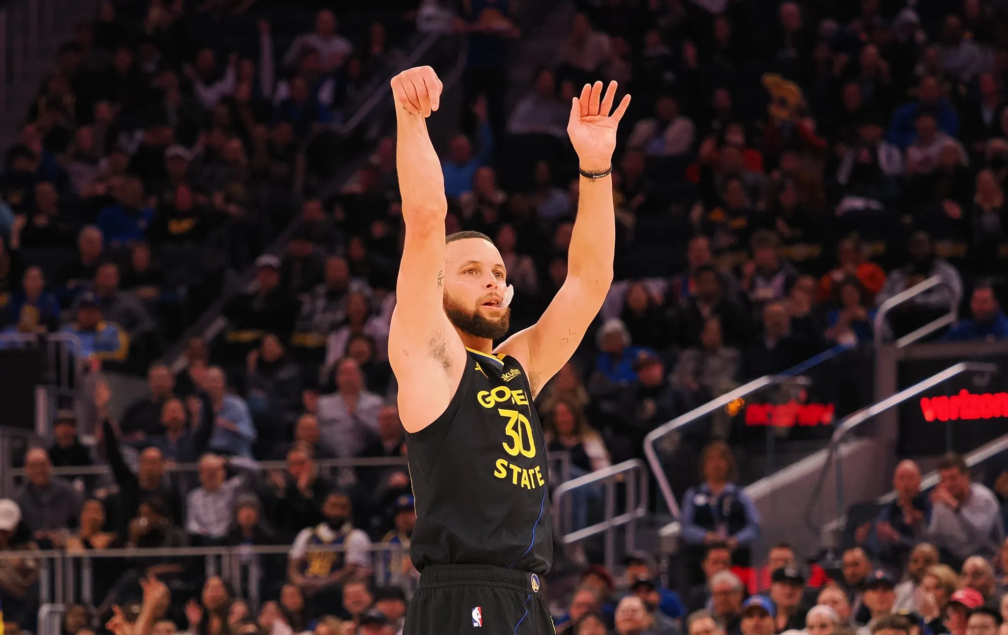 勇士负于凯尔特人,库里犹如孤军奋战 勇士负于凯尔特人,库里犹如孤军奋战