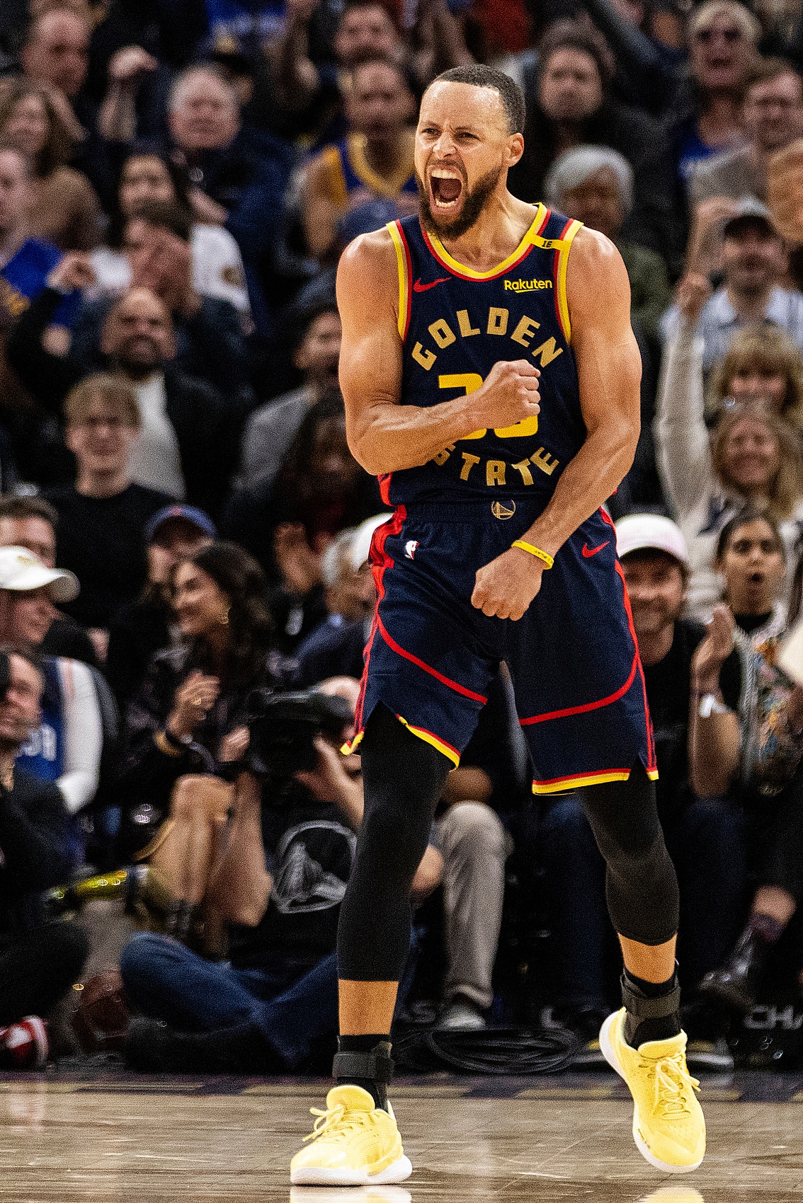 勇士胜魔术,库里轰32分 勇士胜魔术,库里轰32分