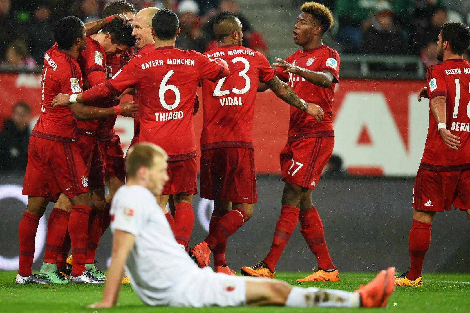 奥古斯堡主场力挽狂澜,保级形势陷入泥潭 奥古斯堡主场力挽狂澜,保级形势陷入泥潭