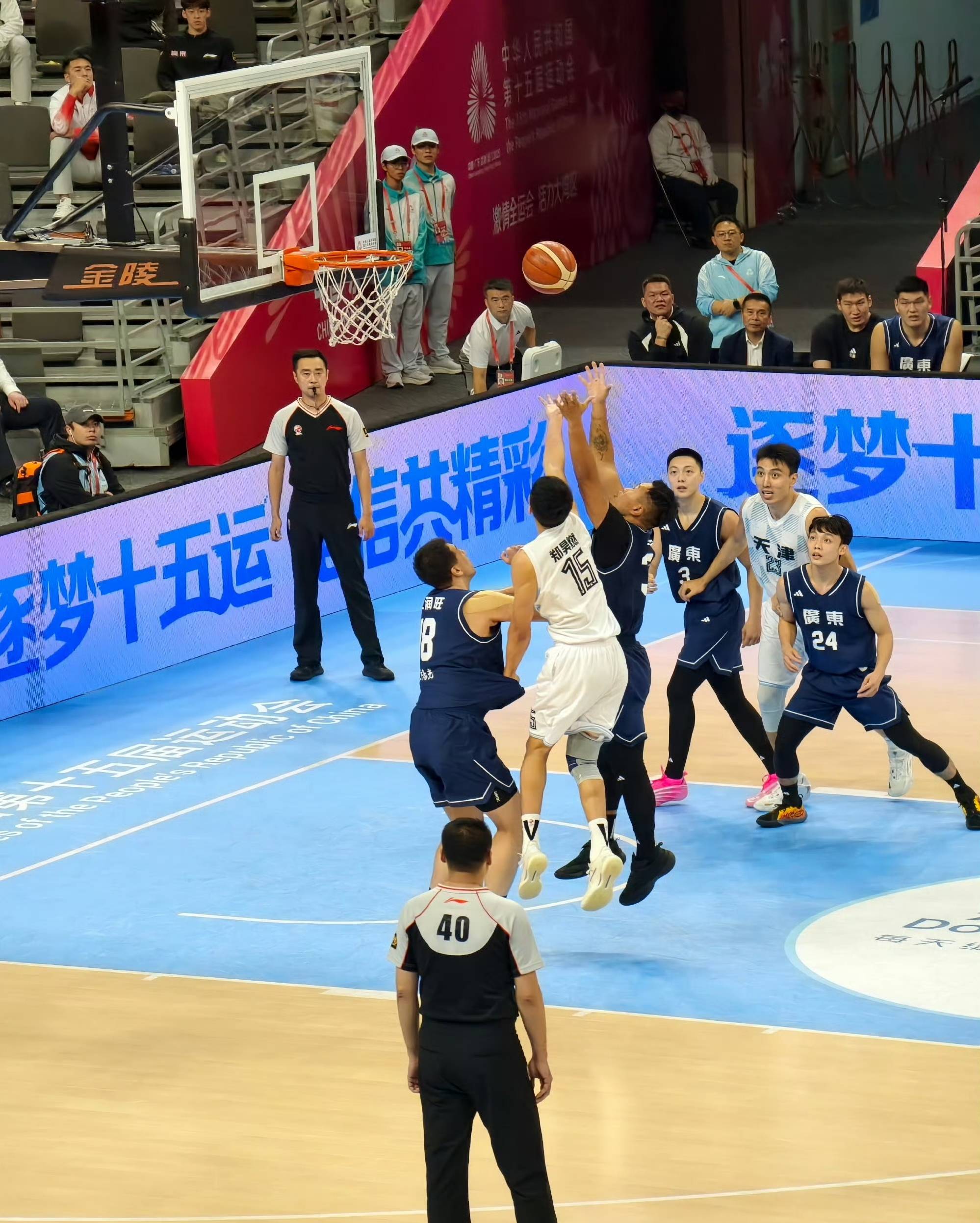 包含广州队完胜深圳队，杜兰特关键制胜的词条